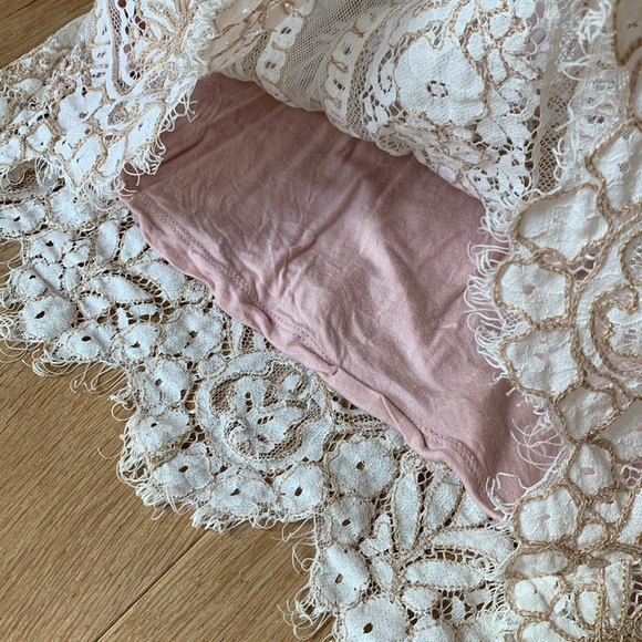 🦄 Bl^nk London sleeveless lace top in cream and dusty rose - Picture 2 of 8